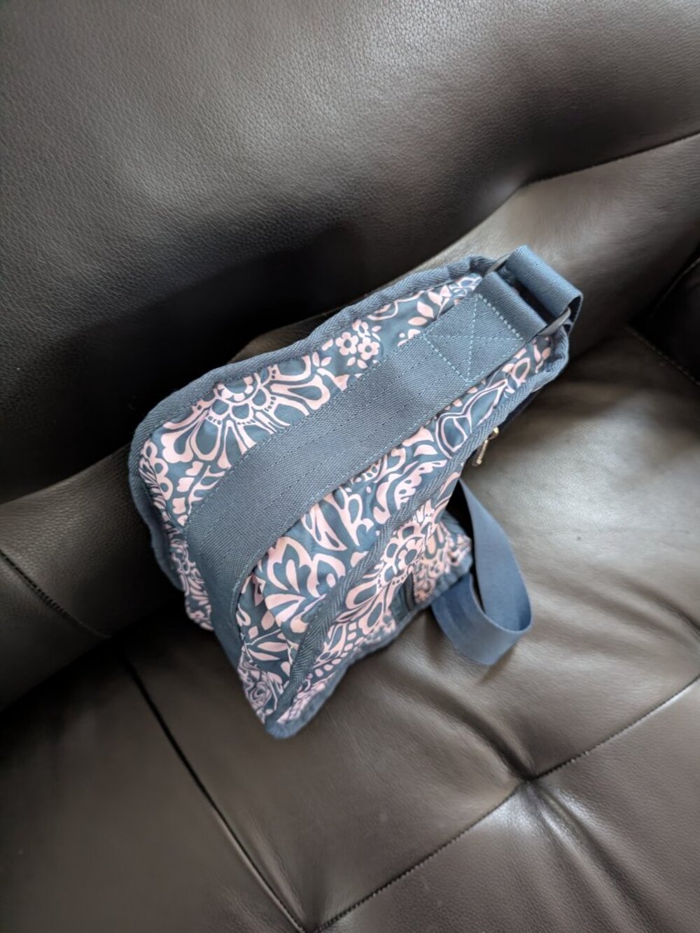LeSportsac Classic Hobo/Crossbody Bag with a coordinating pouch - Picture 7 of 8